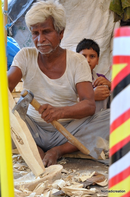 Een nomadische familie die van staat naar staat reist om daar cricketbats te maken. Ze wonen in tenten pal aan de weg.
